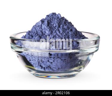 Schmetterlingserbsenblütenpulver oder blaue Matcha in Glasschüssel isoliert auf weißem Hintergrund. Stockfoto