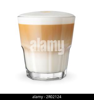 Schaumiger Latte-Kaffee und Milchgetränk in einem transparenten Glas, isoliert auf weißem Hintergrund. Stockfoto