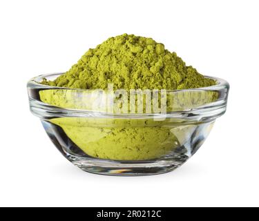 Grünes Matcha-Teepulver in einer kleinen Glasschüssel isoliert auf weißem Hintergrund mit Schnittpfad. Stockfoto