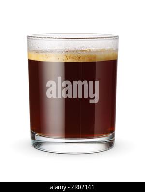 Kaffee americano in einem transparenten Glas, isoliert auf weißem Hintergrund. Stockfoto