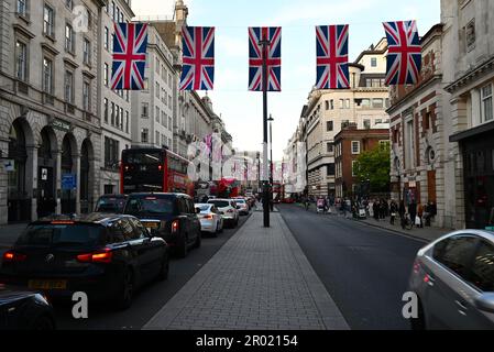 Am Vorabend der Krönung der Könige war das West End voll mit Restaurants in Soho Chinatown voll Union Jacks im ganzen West End London war voll mit Besuchern aus der ganzen Welt, die kamen, um einen Blick auf den König zu werfen und Zeuge der Prozession ... Stockfoto