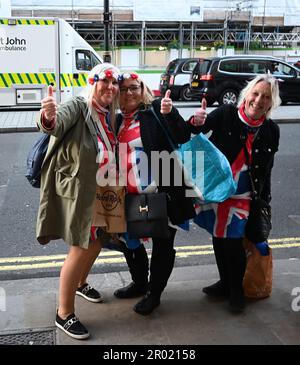 Am Vorabend der Krönung der Könige war das West End voll mit Restaurants in Soho Chinatown voll Union Jacks im ganzen West End London war voll mit Besuchern aus der ganzen Welt, die kamen, um einen Blick auf den König zu werfen und Zeuge der Prozession ... Stockfoto