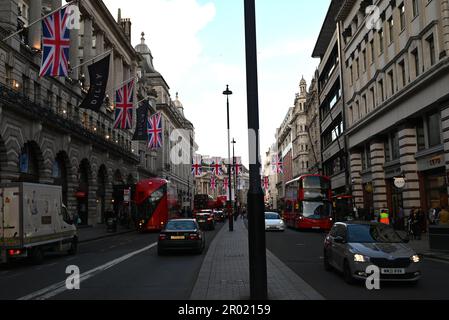 Am Vorabend der Krönung der Könige war das West End voll mit Restaurants in Soho Chinatown voll Union Jacks im ganzen West End London war voll mit Besuchern aus der ganzen Welt, die kamen, um einen Blick auf den König zu werfen und Zeuge der Prozession ... Stockfoto