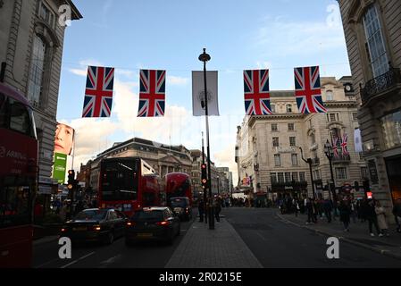 Am Vorabend der Krönung der Könige war das West End voll mit Restaurants in Soho Chinatown voll Union Jacks im ganzen West End London war voll mit Besuchern aus der ganzen Welt, die kamen, um einen Blick auf den König zu werfen und Zeuge der Prozession ... Stockfoto
