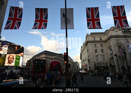 Am Vorabend der Krönung der Könige war das West End voll mit Restaurants in Soho Chinatown voll Union Jacks im ganzen West End London war voll mit Besuchern aus der ganzen Welt, die kamen, um einen Blick auf den König zu werfen und Zeuge der Prozession ... Stockfoto