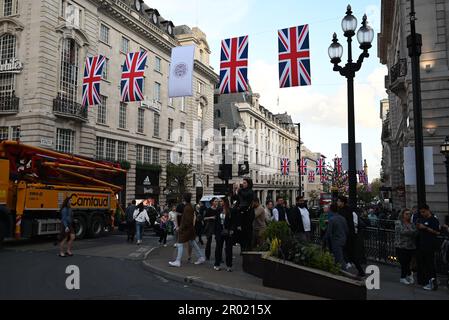 Am Vorabend der Krönung der Könige war das West End voll mit Restaurants in Soho Chinatown voll Union Jacks im ganzen West End London war voll mit Besuchern aus der ganzen Welt, die kamen, um einen Blick auf den König zu werfen und Zeuge der Prozession ... Stockfoto