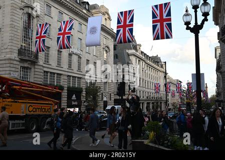 Am Vorabend der Krönung der Könige war das West End voll mit Restaurants in Soho Chinatown voll Union Jacks im ganzen West End London war voll mit Besuchern aus der ganzen Welt, die kamen, um einen Blick auf den König zu werfen und Zeuge der Prozession ... Stockfoto