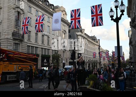 Am Vorabend der Krönung der Könige war das West End voll mit Restaurants in Soho Chinatown voll Union Jacks im ganzen West End London war voll mit Besuchern aus der ganzen Welt, die kamen, um einen Blick auf den König zu werfen und Zeuge der Prozession ... Stockfoto