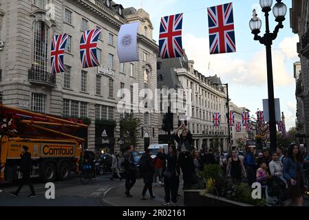 Am Vorabend der Krönung der Könige war das West End voll mit Restaurants in Soho Chinatown voll Union Jacks im ganzen West End London war voll mit Besuchern aus der ganzen Welt, die kamen, um einen Blick auf den König zu werfen und Zeuge der Prozession ... Stockfoto