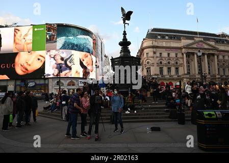 Am Vorabend der Krönung der Könige war das West End voll mit Restaurants in Soho Chinatown voll Union Jacks im ganzen West End London war voll mit Besuchern aus der ganzen Welt, die kamen, um einen Blick auf den König zu werfen und Zeuge der Prozession ... Stockfoto