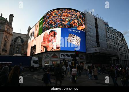 Am Vorabend der Krönung der Könige war das West End voll mit Restaurants in Soho Chinatown voll Union Jacks im ganzen West End London war voll mit Besuchern aus der ganzen Welt, die kamen, um einen Blick auf den König zu werfen und Zeuge der Prozession ... Stockfoto