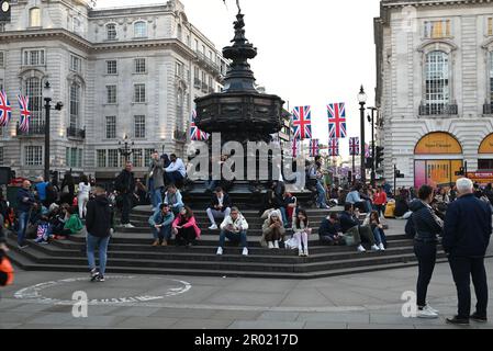 Am Vorabend der Krönung der Könige war das West End voll mit Restaurants in Soho Chinatown voll Union Jacks im ganzen West End London war voll mit Besuchern aus der ganzen Welt, die kamen, um einen Blick auf den König zu werfen und Zeuge der Prozession ... Stockfoto