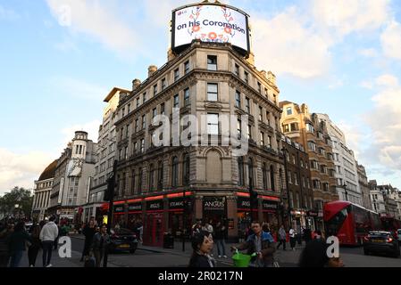 Am Vorabend der Krönung der Könige war das West End voll mit Restaurants in Soho Chinatown voll Union Jacks im ganzen West End London war voll mit Besuchern aus der ganzen Welt, die kamen, um einen Blick auf den König zu werfen und Zeuge der Prozession ... Stockfoto