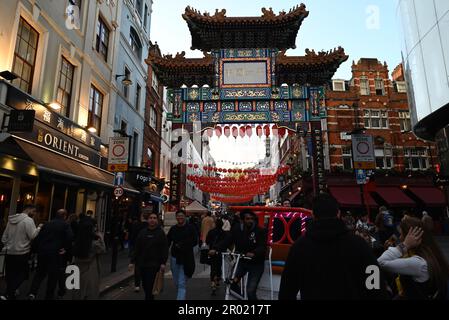 Am Vorabend der Krönung der Könige war das West End voll mit Restaurants in Soho Chinatown voll Union Jacks im ganzen West End London war voll mit Besuchern aus der ganzen Welt, die kamen, um einen Blick auf den König zu werfen und Zeuge der Prozession ... Stockfoto