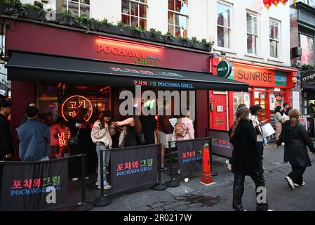 Am Vorabend der Krönung der Könige war das West End voll mit Restaurants in Soho Chinatown voll Union Jacks im ganzen West End London war voll mit Besuchern aus der ganzen Welt, die kamen, um einen Blick auf den König zu werfen und Zeuge der Prozession ... Stockfoto