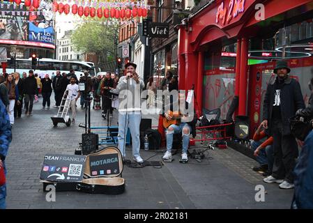 Am Vorabend der Krönung der Könige war das West End voll mit Restaurants in Soho Chinatown voll Union Jacks im ganzen West End London war voll mit Besuchern aus der ganzen Welt, die kamen, um einen Blick auf den König zu werfen und Zeuge der Prozession ... Stockfoto