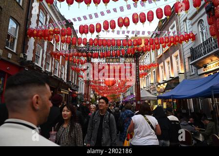 Am Vorabend der Krönung der Könige war das West End voll mit Restaurants in Soho Chinatown voll Union Jacks im ganzen West End London war voll mit Besuchern aus der ganzen Welt, die kamen, um einen Blick auf den König zu werfen und Zeuge der Prozession ... Stockfoto