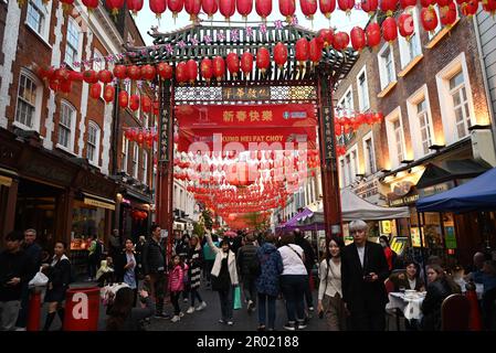 Am Vorabend der Krönung der Könige war das West End voll mit Restaurants in Soho Chinatown voll Union Jacks im ganzen West End London war voll mit Besuchern aus der ganzen Welt, die kamen, um einen Blick auf den König zu werfen und Zeuge der Prozession ... Stockfoto