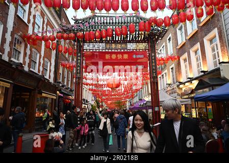 Am Vorabend der Krönung der Könige war das West End voll mit Restaurants in Soho Chinatown voll Union Jacks im ganzen West End London war voll mit Besuchern aus der ganzen Welt, die kamen, um einen Blick auf den König zu werfen und Zeuge der Prozession ... Stockfoto