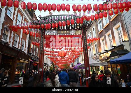 Am Vorabend der Krönung der Könige war das West End voll mit Restaurants in Soho Chinatown voll Union Jacks im ganzen West End London war voll mit Besuchern aus der ganzen Welt, die kamen, um einen Blick auf den König zu werfen und Zeuge der Prozession ... Stockfoto