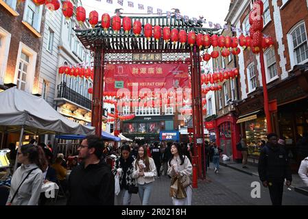 Am Vorabend der Krönung der Könige war das West End voll mit Restaurants in Soho Chinatown voll Union Jacks im ganzen West End London war voll mit Besuchern aus der ganzen Welt, die kamen, um einen Blick auf den König zu werfen und Zeuge der Prozession ... Stockfoto