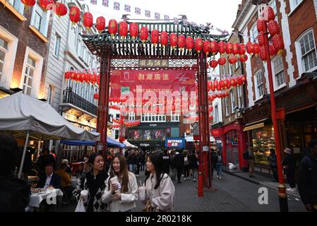 Am Vorabend der Krönung der Könige war das West End voll mit Restaurants in Soho Chinatown voll Union Jacks im ganzen West End London war voll mit Besuchern aus der ganzen Welt, die kamen, um einen Blick auf den König zu werfen und Zeuge der Prozession ... Stockfoto