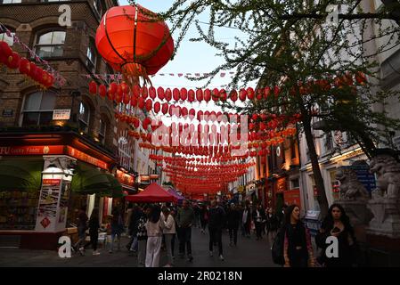 Am Vorabend der Krönung der Könige war das West End voll mit Restaurants in Soho Chinatown voll Union Jacks im ganzen West End London war voll mit Besuchern aus der ganzen Welt, die kamen, um einen Blick auf den König zu werfen und Zeuge der Prozession ... Stockfoto