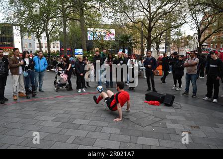 Am Vorabend der Krönung der Könige war das West End voll mit Restaurants in Soho Chinatown voll Union Jacks im ganzen West End London war voll mit Besuchern aus der ganzen Welt, die kamen, um einen Blick auf den König zu werfen und Zeuge der Prozession ... Stockfoto