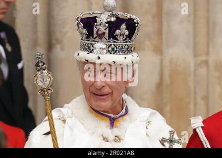 König Karl III. Trägt die Imperial State Crown und verlässt Westminster Abbey im Zentrum von London nach seiner Krönungszeremonie. Foto: Samstag, 6. Mai 2023. Stockfoto