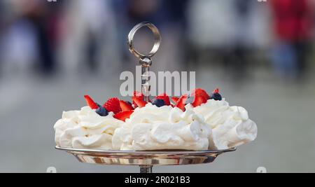 Pavlova-Desserts mit Sommerbeeren, Himbeeren, Erdbeeren und Heidelbeeren, Nahaufnahme. Stockfoto