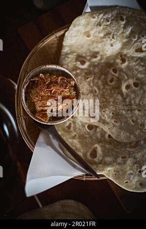 Das traditionelle indische Essen, Rotwein serviert mit Dip. Stockfoto