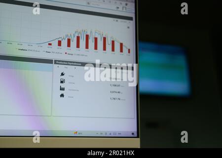 Geschäftsmann, der mit einem Diagrammdiagramm für Datendokumente arbeitet Stockfoto