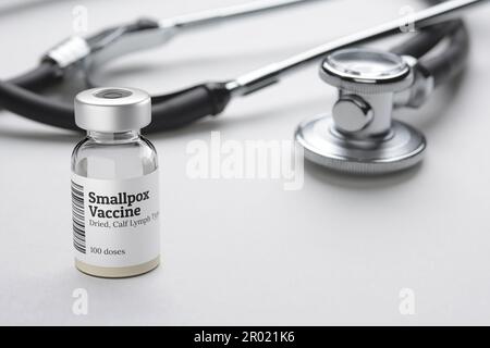 Pockenimpfstoff in Glasfläschchen, isoliert auf weißem Hintergrund. Stockfoto