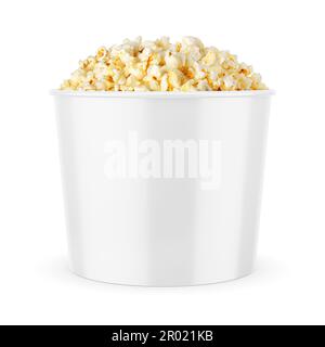 Weißer, leerer Popcorneimer zur Platzierung Ihrer Grafiken. Vorlagenmodell wird auf weißem Hintergrund isoliert verpackt. Stockfoto