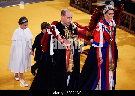 (Von links nach rechts) Prinzessin Charlotte, Prinz Louis, der Prinz von Wales und die Prinzessin von Wales, verlassen die Krönungszeremonie von König Karl III. Und Königin Camilla in Westminster Abbey, London. Foto: Samstag, 6. Mai 2023. Stockfoto