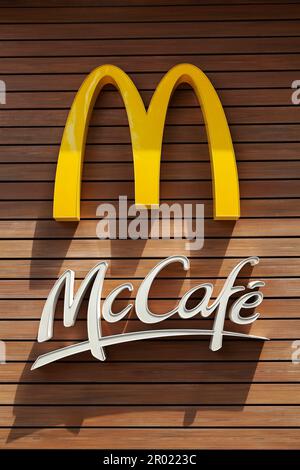 Ho-Chi-Minh-Stadt, Vietnam - 1. Mai 2023: McCafe und McDonald's-Schild auf einem Fast-Food-Restaurant in Kombination mit einem Coffee Shop. Gelb-weiße Logos auf einem Stockfoto