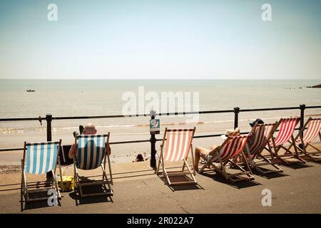 Urlauber genießen Sie eine heiße Sommer am Nachmittag an der Esplanade in Sidmouth, East Devon, Großbritannien Stockfoto