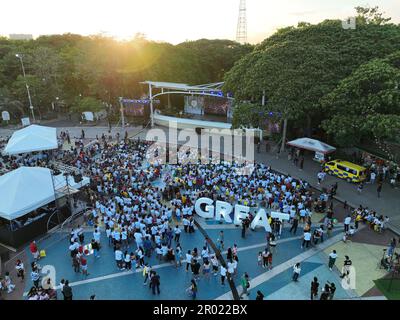 Quezon City, Philippinen. 6. Mai 2023. Die Filipinos strömten zum Quezon Memorial Circle in Quezon City, um die Krönung von König Charles per Live-Streaming zu erleben. Die bedeutende Veranstaltung wurde von der britischen Botschaft in Manila in Zusammenarbeit mit der lokalen Regierung von Quezon City organisiert. (Bild: © Sherbien Dacalanio/Alamy Live News) Stockfoto