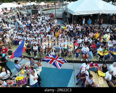 Quezon City, Philippinen. 6. Mai 2023. Die Filipinos strömten zum Quezon Memorial Circle in Quezon City, um die Krönung von König Charles per Live-Streaming zu erleben. Die bedeutende Veranstaltung wurde von der britischen Botschaft in Manila in Zusammenarbeit mit der lokalen Regierung von Quezon City organisiert. (Bild: © Sherbien Dacalanio/Alamy Live News) Stockfoto