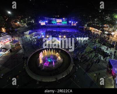 Quezon City, Philippinen. 6. Mai 2023. Die Filipinos strömten zum Quezon Memorial Circle in Quezon City, um die Krönung von König Charles per Live-Streaming zu erleben. Die bedeutende Veranstaltung wurde von der britischen Botschaft in Manila in Zusammenarbeit mit der lokalen Regierung von Quezon City organisiert. (Bild: © Sherbien Dacalanio/Alamy Live News) Stockfoto