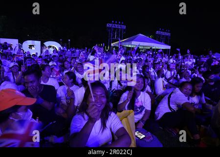 Quezon City, Philippinen. 6. Mai 2023. Die Filipinos strömten zum Quezon Memorial Circle in Quezon City, um die Krönung von König Charles per Live-Streaming zu erleben. Die bedeutende Veranstaltung wurde von der britischen Botschaft in Manila in Zusammenarbeit mit der lokalen Regierung von Quezon City organisiert. (Bild: © Sherbien Dacalanio/Alamy Live News) Stockfoto