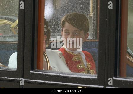 Prinz George kehrt nach der Krönungszeremonie von König Karl III. Und Königin Camilla im Zentrum von London mit dem Bus zum Buckingham Palace zurück. Foto: Samstag, 6. Mai 2023. Stockfoto