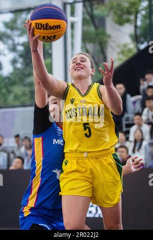 Wuhan, China. 6. Mai 2023. Lauren Mansfield (R) aus Australien tritt am 6. Mai 2023 bei einem 2023 FIBA 3x3 Women's Series Wuhan Stop Match gegen die Mongolei in Wuhan, der zentralchinesischen Provinz Hubei, an. Kredit: Wu Zhizun/Xinhua/Alamy Live News Stockfoto