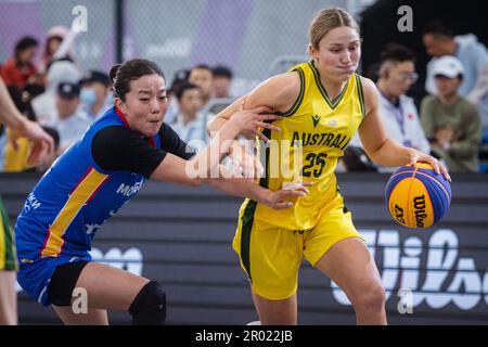 Wuhan, China. 6. Mai 2023. Amy Joyce Atwell (R) aus Australien dribbelt bei einem 2023 FIBA 3x3 Women's Series Wuhan Stop Match gegen die Mongolei in Wuhan, der zentralchinesischen Provinz Hubei, am 6. Mai 2023. Kredit: Wu Zhizun/Xinhua/Alamy Live News Stockfoto