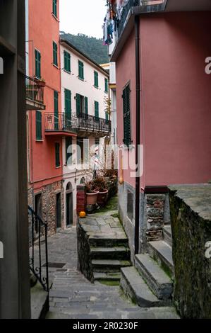 Kopfsteinpflasterstraßen und Pastellhäuser in Corniglia, Cinque Terre, Italien. Stockfoto