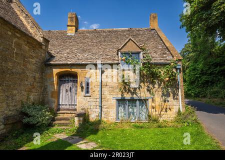 Ein Eingang zum Snowshill Manor von der Straße durch Snowshill Village, Cotswolds, Gloucestershire, England Stockfoto