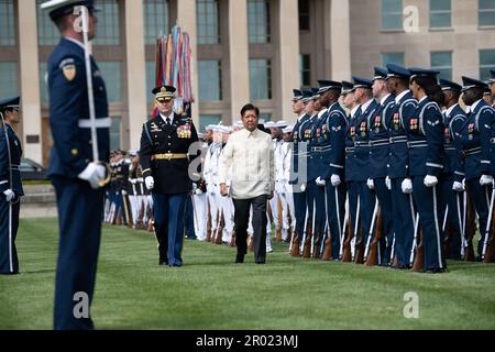 Arlington, Vereinigte Staaten von Amerika. 03. Mai 2023. Der philippinische Präsident Ferdinand Marcos Jr. bespricht die Ehrengarde des Pentagons während einer feierlichen Ankunft im Pentagon am 3. Mai 2023 in Arlington, Virginia. Kredit: Sergeant Xaviera Masline/DOD/Alamy Live News Stockfoto