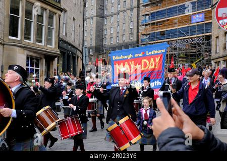 Edinburgh, Schottland, Großbritannien. 6. Mai 2023 Der jährliche edinburgh und Lothians May Day märz beginnt an der Johnston Terrace mit Blick auf Edinburgh Castle und marschiert dann die Royal Mile hinunter zum Pleasance, wo es eine Rallye, Musik und Stände gibt. March unter der Leitung der Stockbridge Pipe Band. Wir feiern den internationalen Arbeitertag. Der Marsch in der Cockburn Street. Kredit: Craig Brown/Alamy Live News Stockfoto