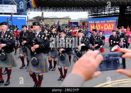 Edinburgh, Schottland, Großbritannien. 6. Mai 2023 Der jährliche edinburgh und Lothians May Day märz beginnt an der Johnston Terrace mit Blick auf Edinburgh Castle und marschiert dann die Royal Mile hinunter zum Pleasance, wo es eine Rallye, Musik und Stände gibt. March unter der Leitung der Stockbridge Pipe Band. Wir feiern den internationalen Arbeitertag. Der Marsch in der Market Street. Kredit: Craig Brown/Alamy Live News Stockfoto