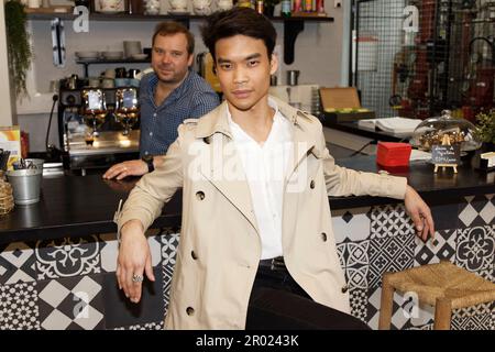 Saint Denis, Frankreich. 5. Mai 2023. Model Jeremy Bellet versucht es bei Padel und entspannt sich im Restaurant Casa Orza, zusammen mit seinem Manager Andrei Orza. Stockfoto